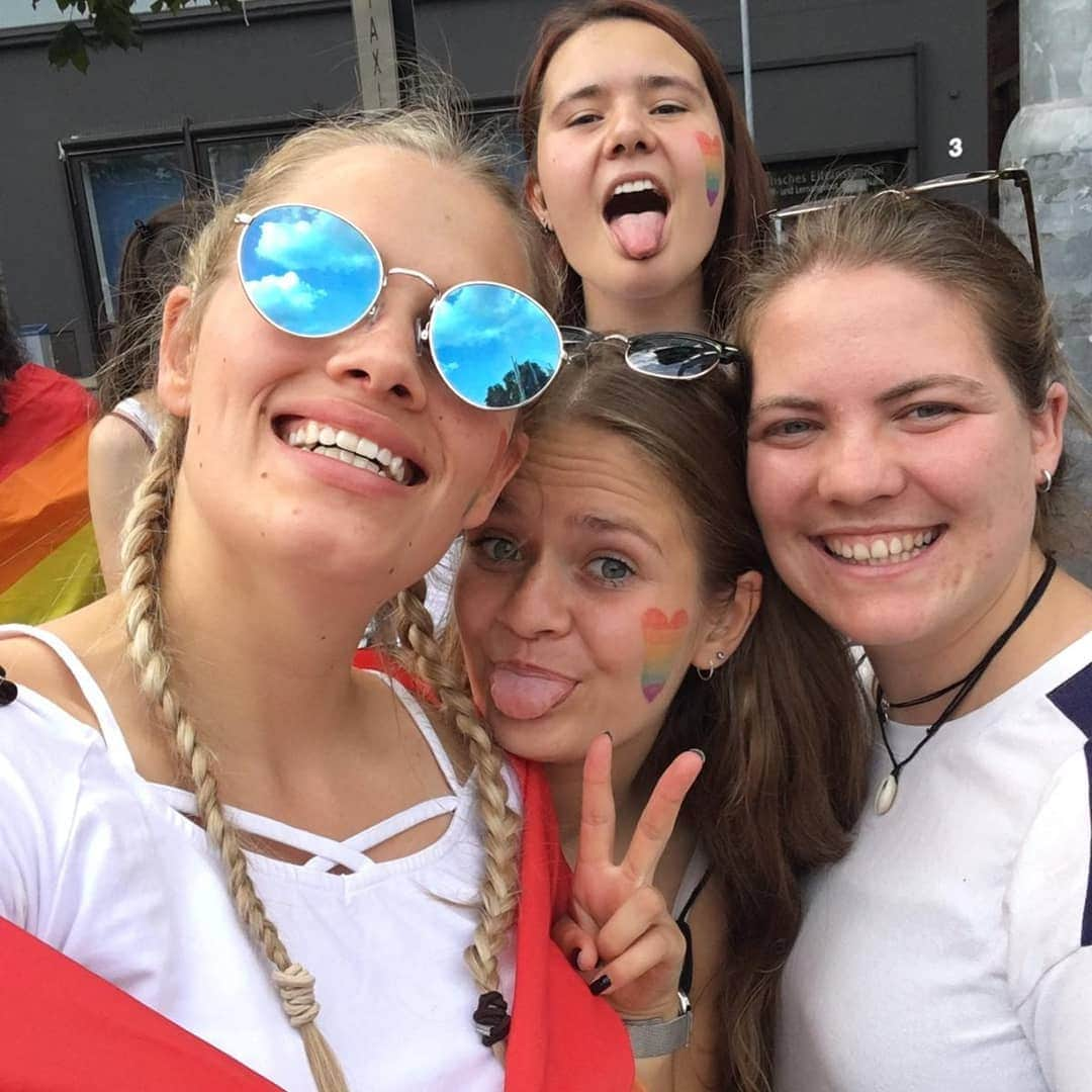 ジエ さんのインスタグラム写真 - (ジエ Instagram)「❤🧡💛💚💙💜 . #🏳️‍🌈 #CSD #CSD2019 #CSDStuttgart #Pride #Pride2019 #gay #lesbian #allies #straightallies #friends #loveyou #saturday #funday #feminism #equality #loveislove #lovewins #lovetrumpshate #girsquad #grlpwr」7月29日 2時50分 - ach_caro