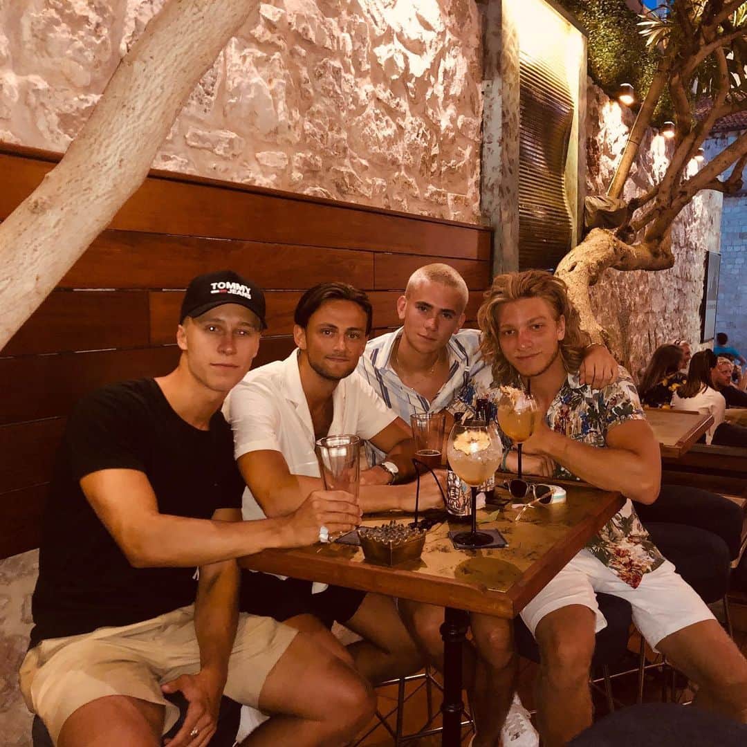 フェリックス・サンドマンのインスタグラム：「HVAR WITH THE FAVS!  SO MUCH LOVE FOR MY BROTHERS 🐁」
