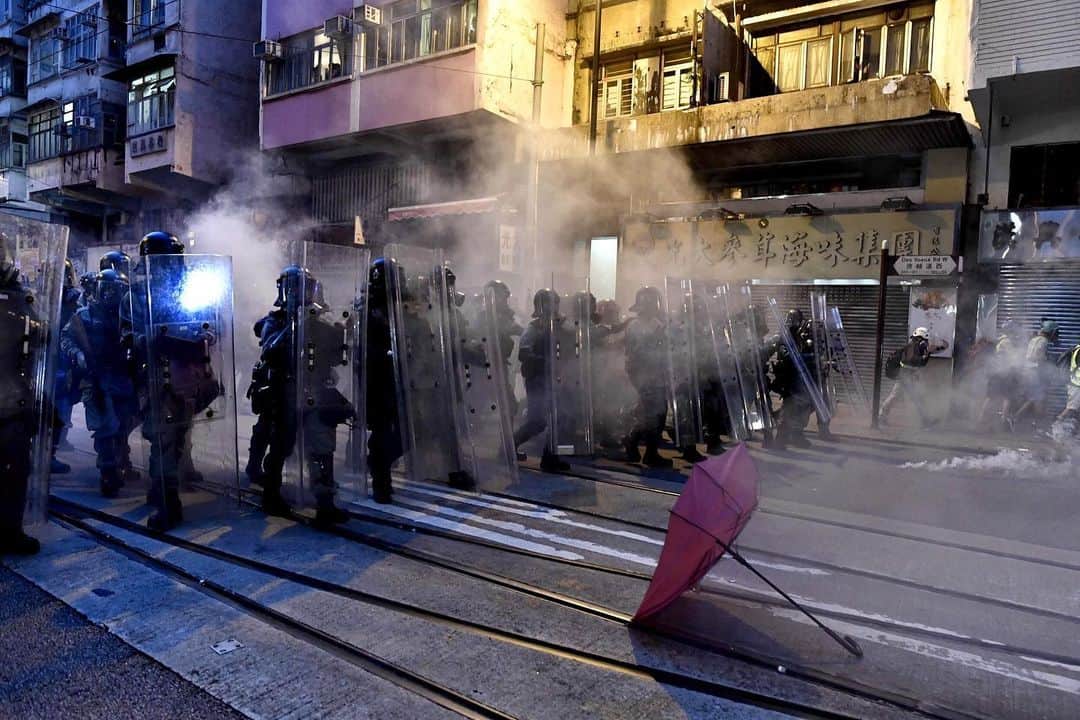 NBC Newsさんのインスタグラム写真 - (NBC NewsInstagram)「Police fire tear gas at pro-democracy protesters in #HongKong on Sunday amid growing anger over escalating violence against demonstrators. Click the link in our bio for more. . 📷 Anthony Wallace / @afpphoto」7月29日 2時57分 - nbcnews