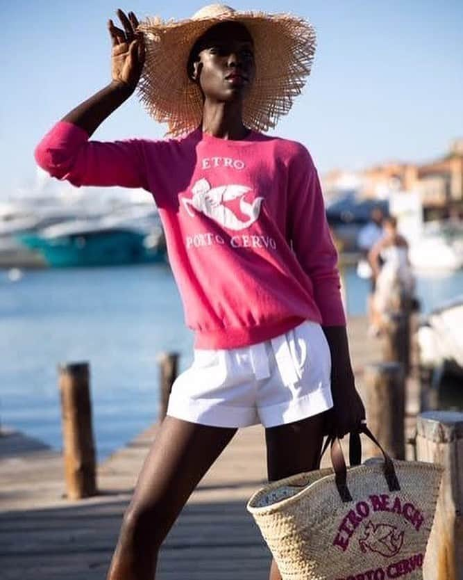 エトロさんのインスタグラム写真 - (エトロInstagram)「ETRO BEACH PORTO CERVO  From Mykonos to Porto Cervo, #Etro presents its second summer capsule collection, this time in collaboration with the Esmeralda boutique. The exclusive capsule celebrates summer with an embroidered straw bag, a t-shirt and two cashmere sweaters.  Get your hands on the collection now at @esmeraldaportocervo.  #EtroInPortoCervo #EtroEverywhere」7月29日 2時57分 - etro