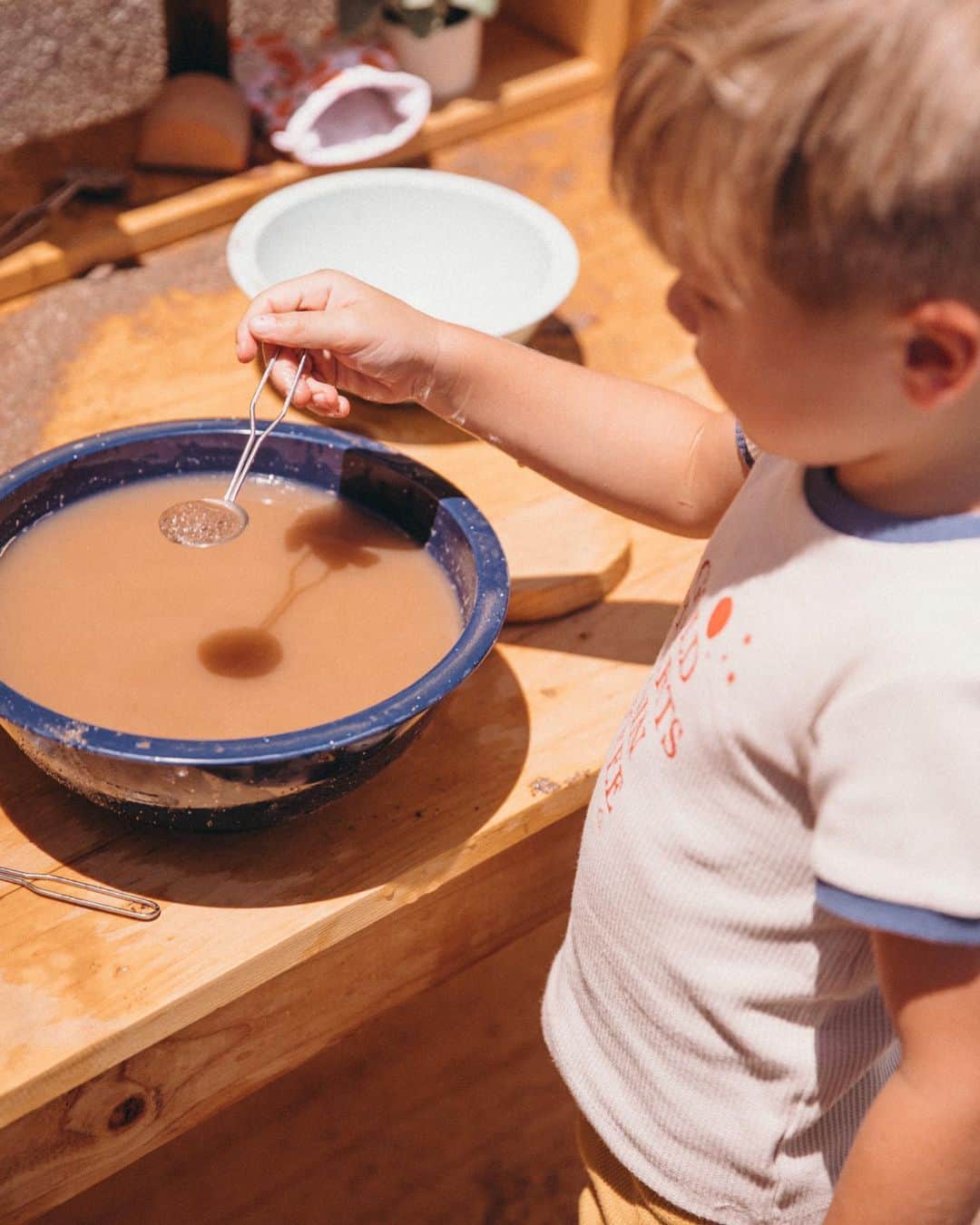 Amber Fillerup Clarkさんのインスタグラム写真 - (Amber Fillerup ClarkInstagram)「I can already tell our mud kitchen will be getting a lot of use. Nothing makes me happier than seeing my kids messy and playing together 🙌🏻」7月29日 2時58分 - amberfillerup