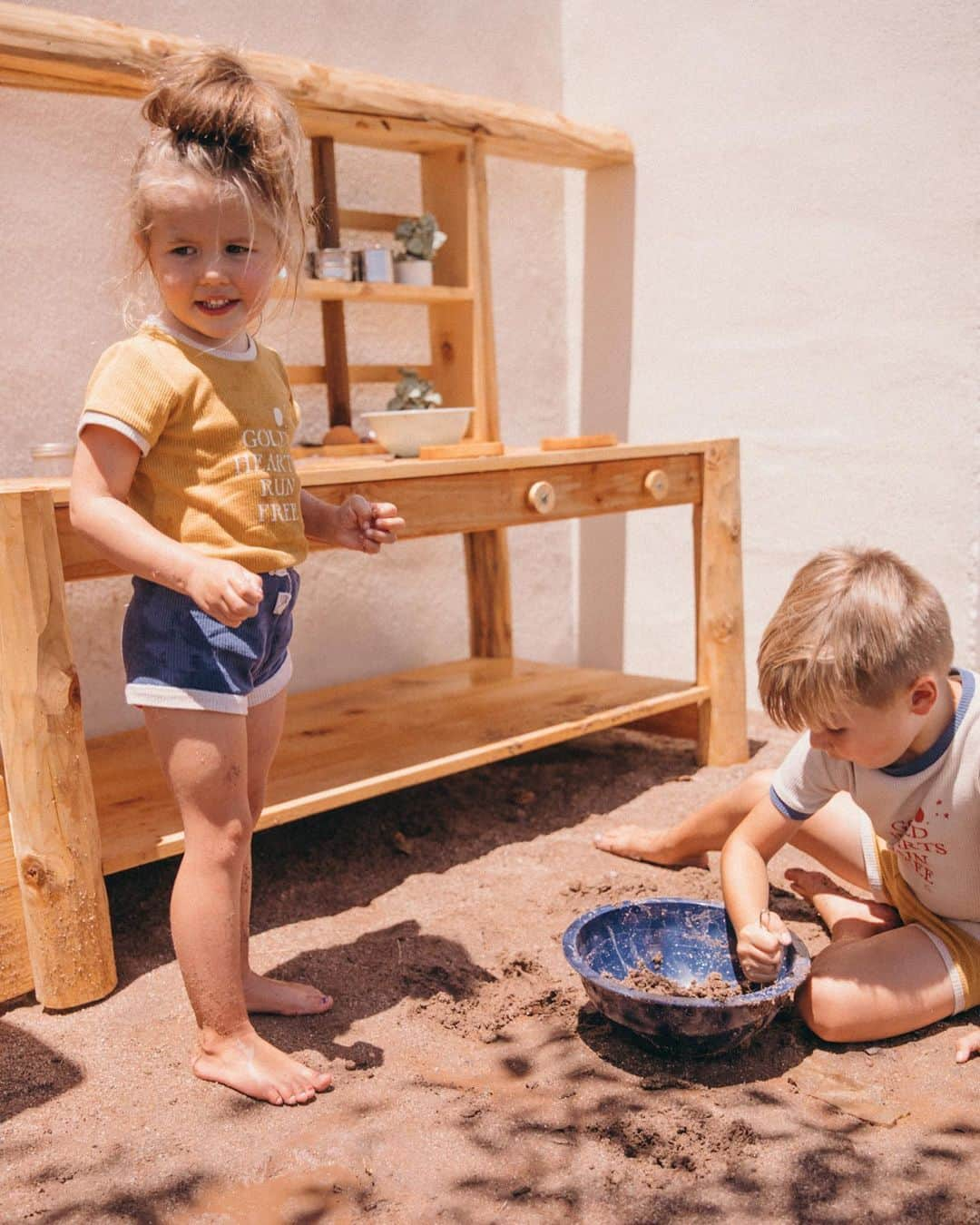 Amber Fillerup Clarkさんのインスタグラム写真 - (Amber Fillerup ClarkInstagram)「I can already tell our mud kitchen will be getting a lot of use. Nothing makes me happier than seeing my kids messy and playing together 🙌🏻」7月29日 2時58分 - amberfillerup