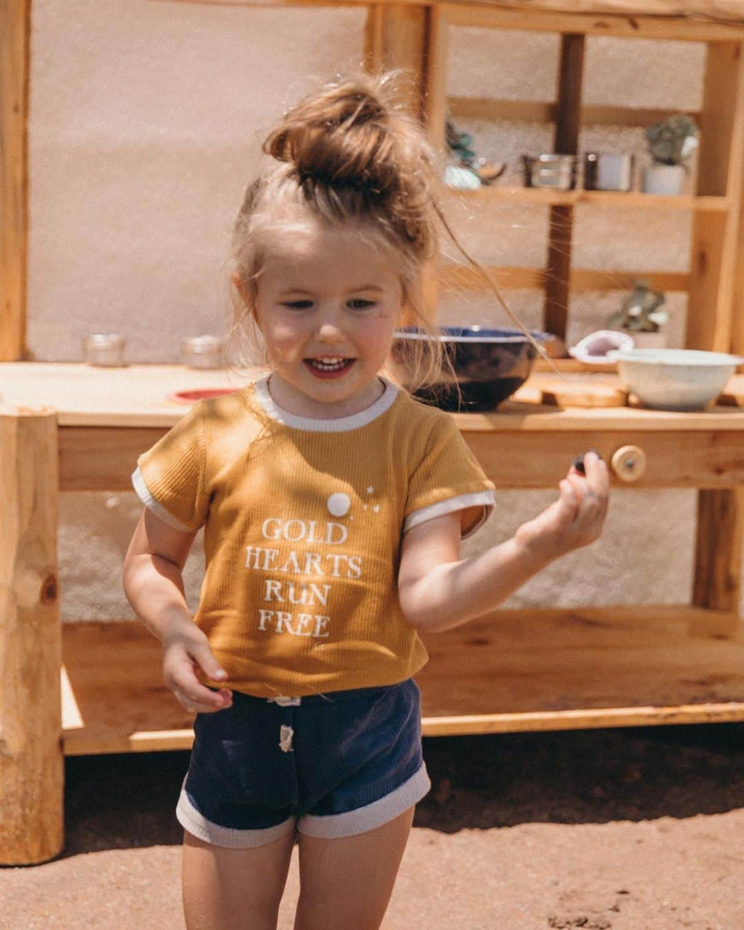 Amber Fillerup Clarkさんのインスタグラム写真 - (Amber Fillerup ClarkInstagram)「I can already tell our mud kitchen will be getting a lot of use. Nothing makes me happier than seeing my kids messy and playing together 🙌🏻」7月29日 2時58分 - amberfillerup