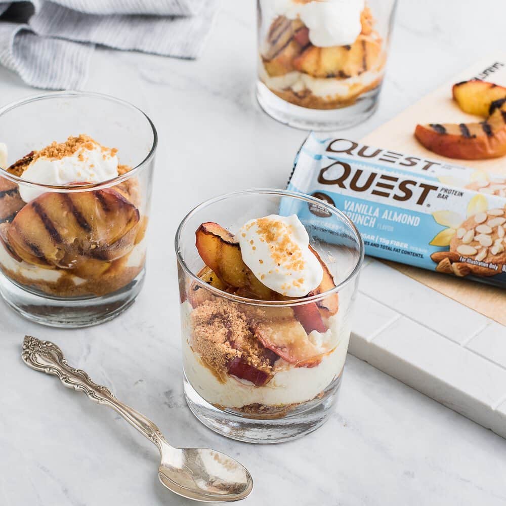 のインスタグラム：「🍑 4 Ingredient Protein Grilled Peaches 🍑 • 👉 FULL RECIPE LINK IN BIO (swipe left to 2nd card) 👈 • Per serving: 18g protein, 23g carbs, 15g fat (13g net carbs) #OnaQuest #Questify」