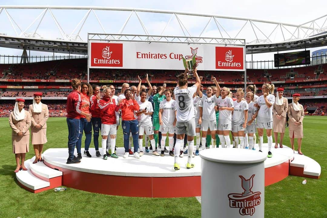 エミレーツ航空さんのインスタグラム写真 - (エミレーツ航空Instagram)「Congratulations to @OL & @FCBFrauen, winners of the 2019 Emirates Cup.  #EmiratesCup #FlyEmiratesFlyBetter #EmiratesAirline」7月29日 3時21分 - emirates