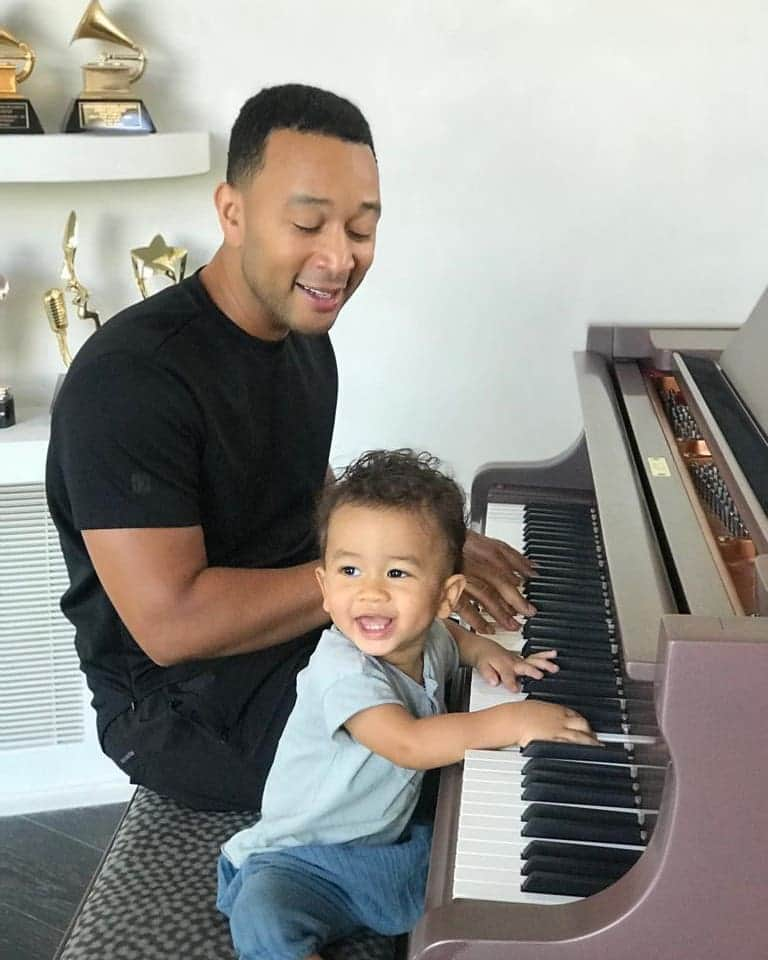 ジョン・レジェンドさんのインスタグラム写真 - (ジョン・レジェンドInstagram)「Sunday morning jam session」7月29日 3時30分 - johnlegend