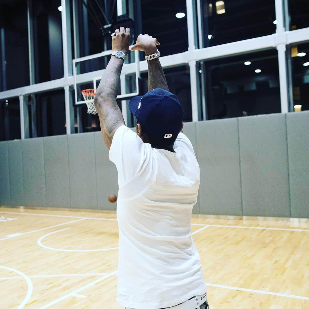 ファボラスさんのインスタグラム写真 - (ファボラスInstagram)「I told @cbrickley603 “he’s an amazing 🏀 trainer & i think it’s time...” He said “for what??” 😩🤦🏾‍♂️😂 #DontEverLoseSightCuzOthersDontSeeTheVision」7月29日 3時53分 - myfabolouslife