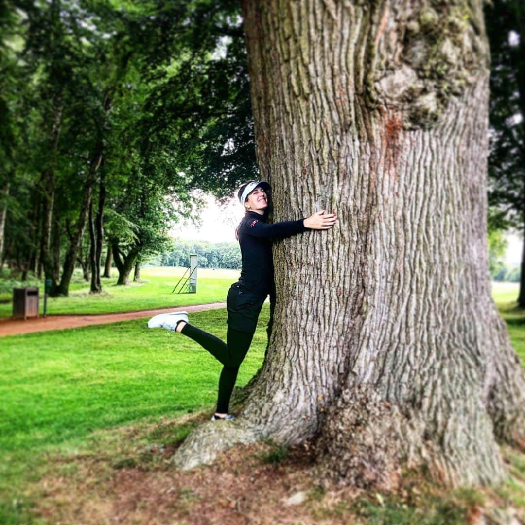 サンドラ・ガルさんのインスタグラム写真 - (サンドラ・ガルInstagram)「My recharge during practice rounds. Because how else would you. ☺️#england #treehugger」7月29日 3時46分 - thesandragal