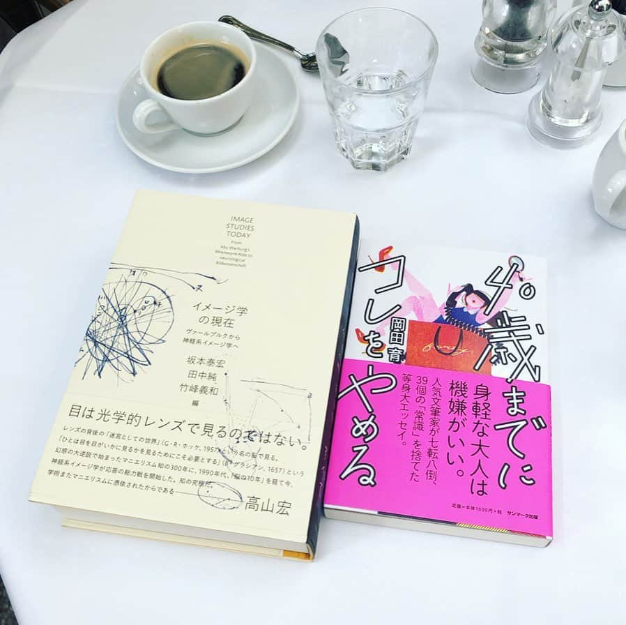 岡田育さんのインスタグラム写真 - (岡田育Instagram)「Book exchange, pancakes, tourist guide, and police chase(!!) with Yasuhiro Sakamoto from Max Planck Institute. Nice to have a reunion with my college mate. We’ve been always innocent and quit trespassing quickly. 📚🖋🥞🍴🚕🚧🚓🤦🏻‍♀️ . . 話題の大著『 #イメージ学の現在 』の坂本泰宏氏は大学研究室の後輩で、昔から大変面白い人物なのですが、タクシーで市内観光案内してもらってたら運転手がうっかり撮影現場に突っ込みパトカーが追いかけてきたのは笑った。持ってるなー！ ま、てっきりベルリン勤務と勘違いして連絡したらフランクフルト在住で、わざわざ片道数時間かけて来てくださったのは私こそが笑われるべきですがね！（本当にありがとうございます……） . . #literaturhausberlin #berlin #pancakes #alexanderplatz #karlmarxstraße #karlmarxstrasse #oberbaumbrücke #oberbaumbridge #flughafenberlintempelhof #tempelhofairport #sonycenterberlin #40歳までにコレをやめる #quitbefore40 #bookexchange #authorslife #献本交換 #慶應義塾大学佐藤雅彦研究室 ←タグあるのか！」7月29日 3時46分 - okadaic