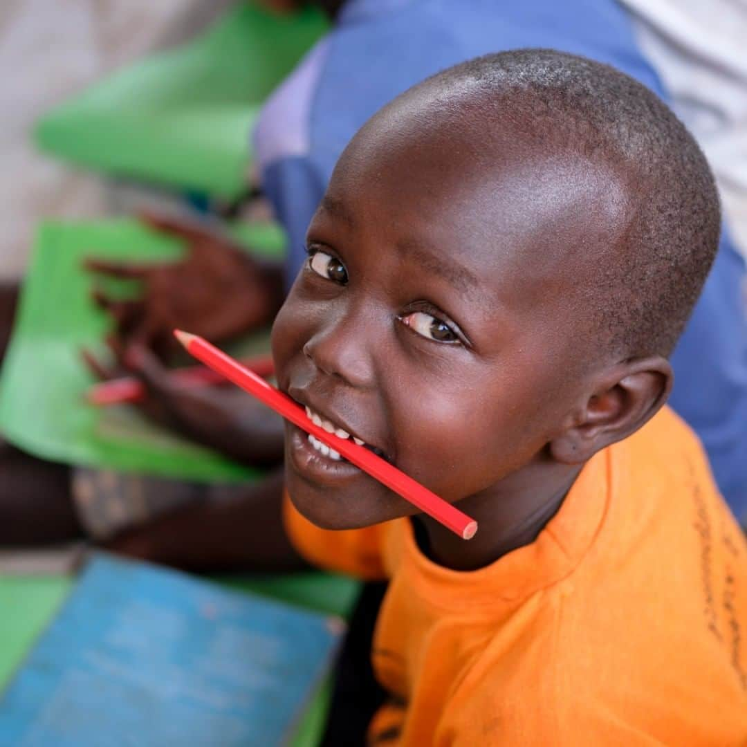 unicefさんのインスタグラム写真 - (unicefInstagram)「This little one from South Sudan is learning skills for life at an early childhood centre in Bidibidi refugee settlement, in northern Uganda. #ForEveryChild, education. #AChildIsAChild © UNICEF/UN070273/Ose」7月29日 3時50分 - unicef