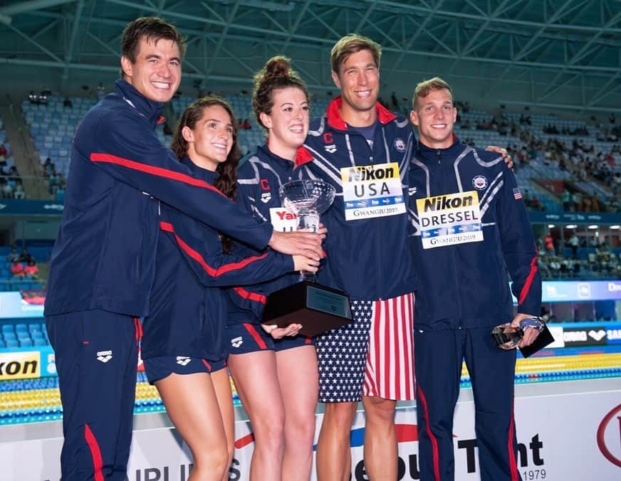 アリソン・シュミットのインスタグラム：「한국에 감사드립니다 ❤️ Love, TEAM USA ——— 📸: @mike2swim」