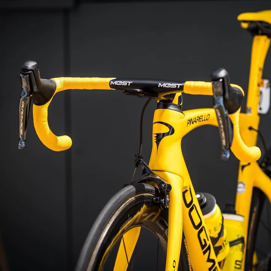 Shimanoさんのインスタグラム写真 - (ShimanoInstagram)「When seconds decide who will write history, it’s good to know you can trust Dura-Ace Di2 for perfect shifts every time. This edition of @letourdefrance marks the 10th anniversary of the best electronic groupset technology in history – Di2.  Perfect shifts, every time. #ShimanoRoad #duraace #Di2」7月29日 4時23分 - rideshimano
