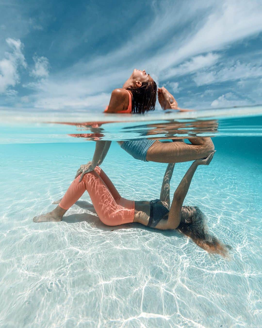 サシャ・カリスのインスタグラム：「My yogi inspiration @sjanaelise 😘 📸 @elenakalis ✨」