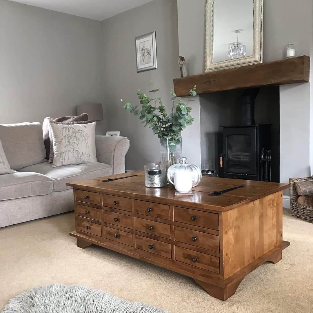 ローラアシュレイのインスタグラム：「Our Garrat coffee table is the perfect practical storage solution to keep your living room tidy, whilst looking effortlessly stylish. 📷 by @rosewood_lifestyle」