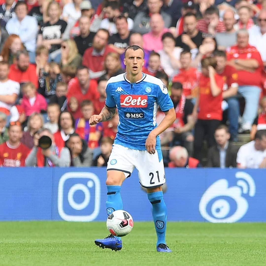 ヴラド・キリケシュのインスタグラム：「Ce meci !!! What a game !!! Che bella partita !!! #LiverpoolNapoli 0-3  #ForzaNapoliSempre 💙」
