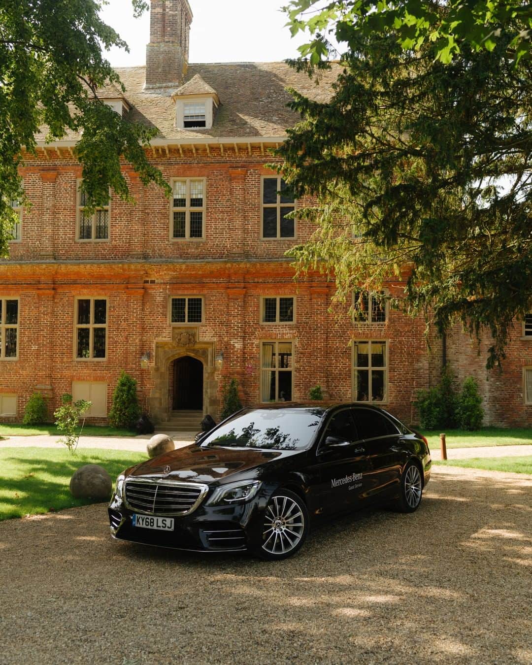 MR PORTERさんのインスタグラム写真 - (MR PORTERInstagram)「Beautiful house, beautiful ride. Thank you @mercedesbenzuk for helping our guests #UNWINDwithMRPORTER from start to finish and @thepig_hotel for keeping us fed, watered and well-rested 🍅 #UNWINDwithMRPORTER 📸 @danwiltonphoto」7月29日 4時55分 - mrporter