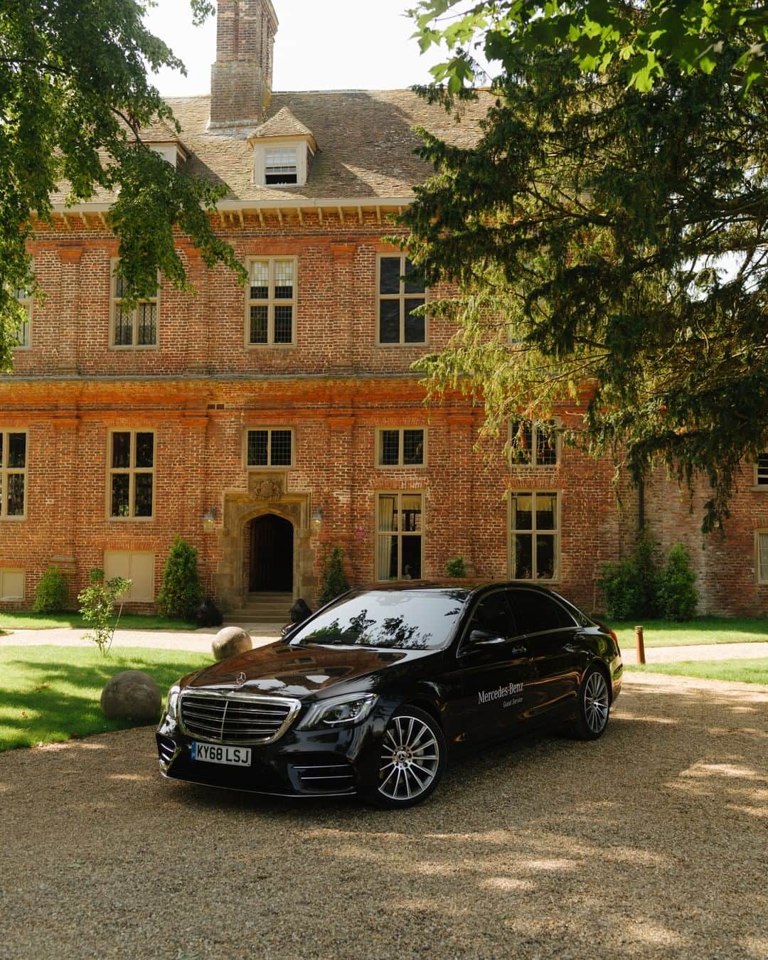 MR PORTERのインスタグラム：「Beautiful house, beautiful ride. Thank you @mercedesbenzuk for helping our guests #UNWINDwithMRPORTER from start to finish and @thepig_hotel for keeping us fed, watered and well-rested 🍅 #UNWINDwithMRPORTER 📸 @danwiltonphoto」