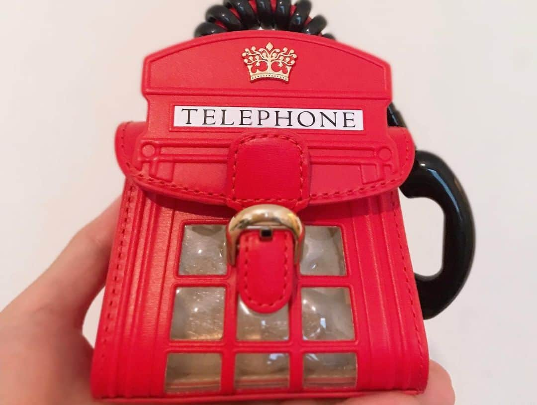 Rie fuさんのインスタグラム写真 - (Rie fuInstagram)「London phonebox in a bag☎️母へのロンドン土産に @delvaux の電話ボックスバッグ❤️実は手のひらサイズ #london #uk #bag #present #gift #suvenir #delvaux」7月29日 5時00分 - riefuofficial