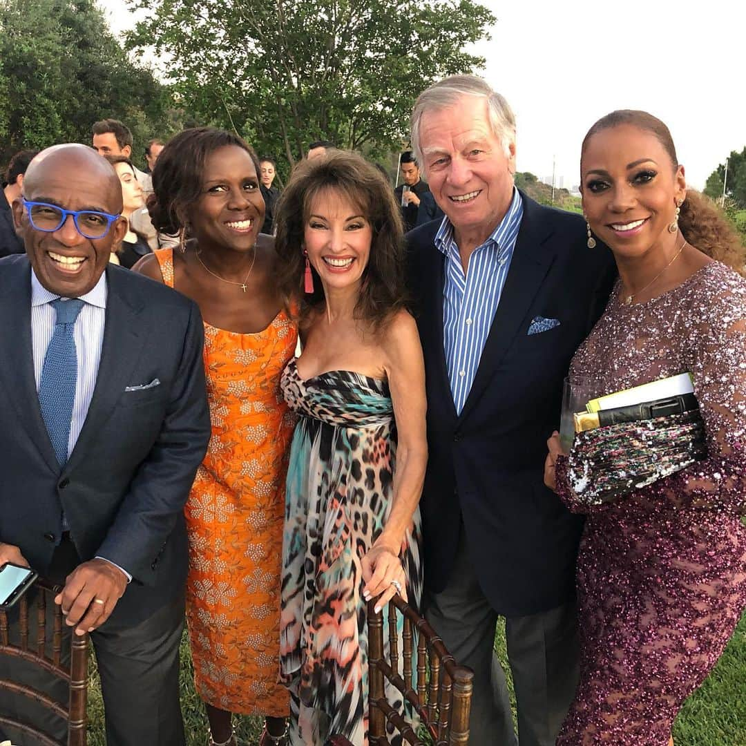 スーザン・ルッチさんのインスタグラム写真 - (スーザン・ルッチInstagram)「Back at our table with the great Al Roker and his beautiful wife Deborah Roberts and beautiful Holly Robinson Pete—starring in Morning Show Mysteries—executive produced by the multi-talented and oh-so-charming  Al Roker!!!👍👍👍 @hallmarkchannel @hallmarkmovie @alroker @debrobertsabc @hollyrpeete」7月29日 5時01分 - therealsusanlucci