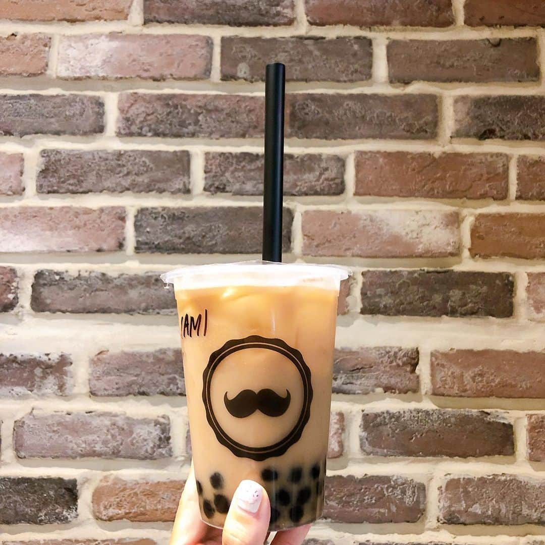 のインスタグラム：「ハワイで美味しいタピオカと教えてもらったMr.tea cafe👨🏽●●● ・ black milk teaをアーモンドミルクで作ってもらった🥜 ・ タピオカはモチモチで美味しい😋🥤 甘さは85%🤙🏽 #hawaii #mrteacafe #タピオカ #タピ活 #ハワイグルメ #bobatea #almondmilk #superfood #アーモンドミルク」