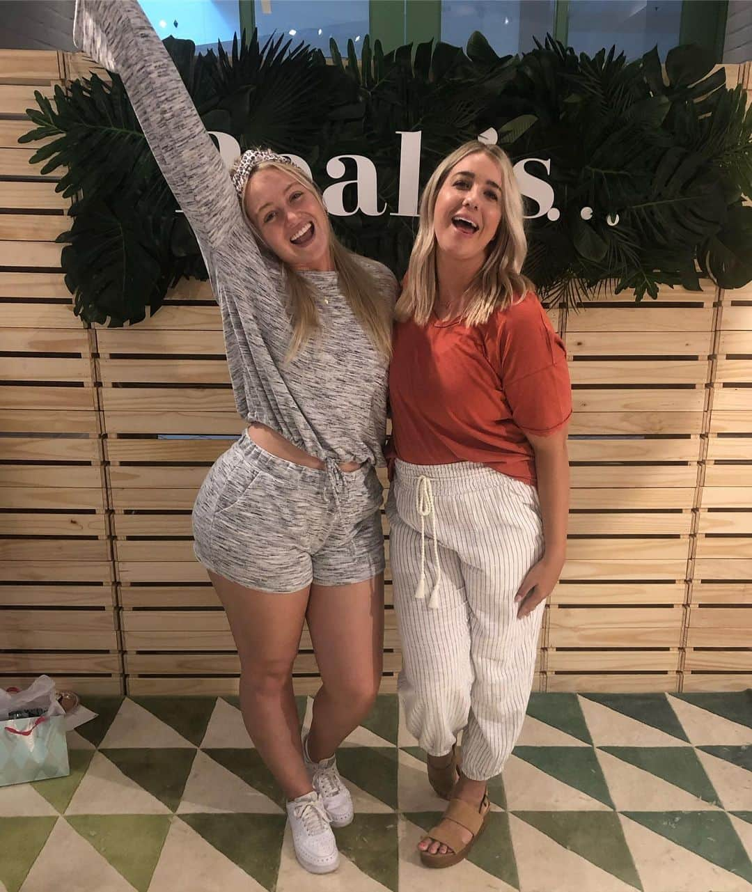 イスクラ・ローレンスさんのインスタグラム写真 - (イスクラ・ローレンスInstagram)「Overwhelmed by the love and joy @aerie real talks🙌 I can’t thank #AerieReal fam and @ging_mau enough for creating these spaces to connect IRL and for us to all share and grow together.  These pics are from Thursday hence im wearing makeup, except last one from today where I’m NOT wearing any makeup fyi lol . 📸📸📸 @diggzy  Thank you to everyone who makes it possible and all the store associates and to everyone who shows up - if you missed the last 2 we have another real talk AUGUST 6th in NYC at 75 Spring st (more details to come)  Comment below which states we should do our next real talks at!!!」7月29日 5時10分 - iskra