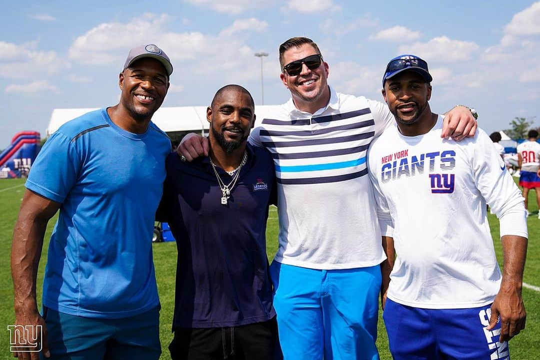 New York Giantsさんのインスタグラム写真 - (New York GiantsInstagram)「SB XLII champs at #GiantsCamp, nbd 🏆」7月29日 5時21分 - nygiants