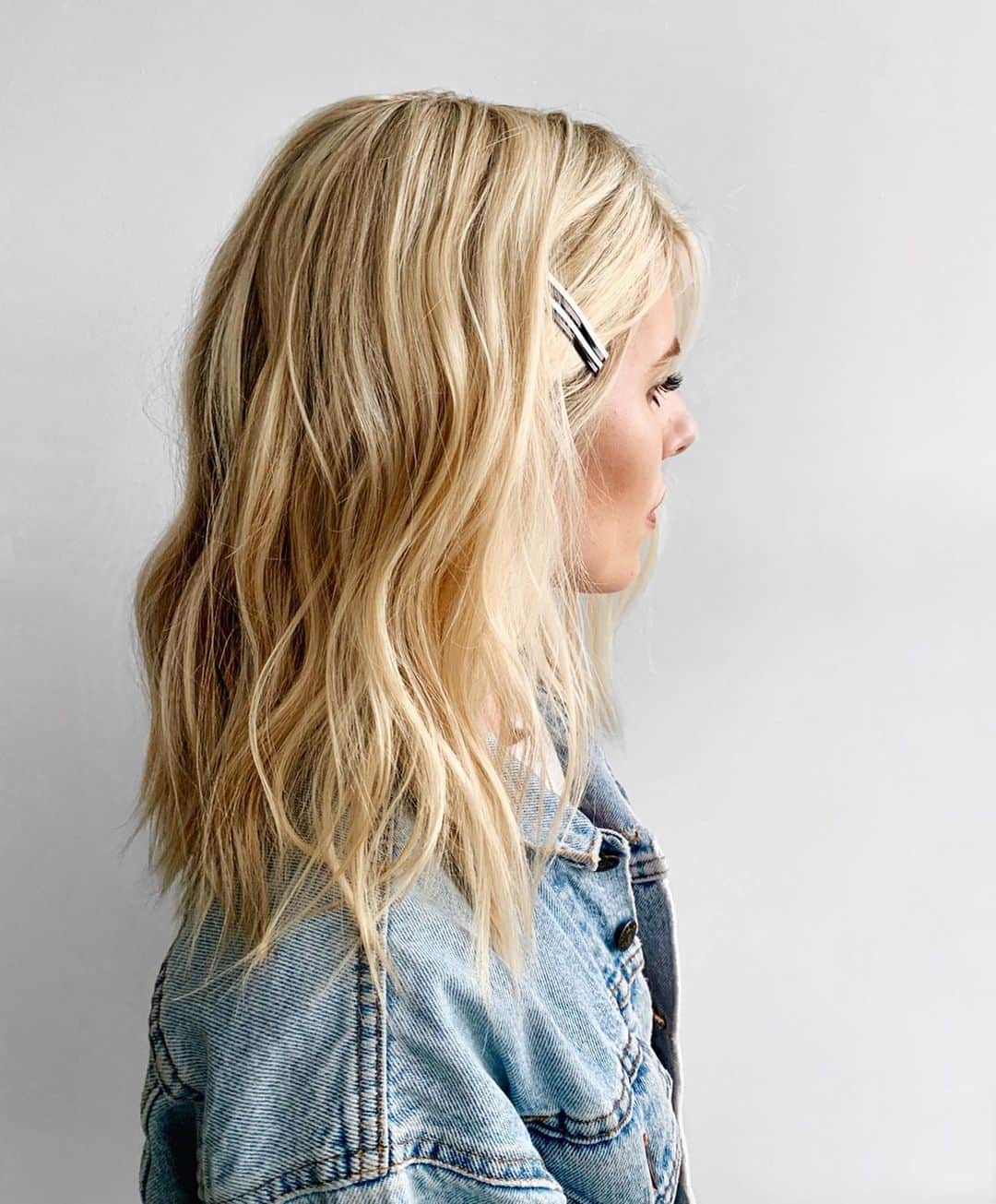 Mollie Kingさんのインスタグラム写真 - (Mollie KingInstagram)「The weekend wave 💁🏼‍♀️💇🏼‍♀️ #blonde #hair @patrickwilson 💛 Colour: @danielgalvinldn @ellie_haircolour」7月29日 5時25分 - mollieking