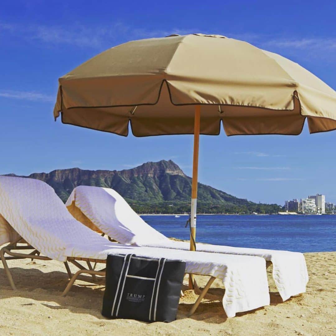 Trump Waikikiさんのインスタグラム写真 - (Trump WaikikiInstagram)「On a day of sun and fun, we have complimentary use of a Trump logo beach bag filled with bottled water, fresh fruit, and beach towel. #trumpwaikiki #neversettle #fivestarhotelwaikiki #WaikikiBeach  ビーチへ出かける前には、タオル、ミネラルウォーター、フルーツが入ったビーチバッグを1階のコンシェルジュデスクにてピックアップ！ゲストに大変好評です。 #トランプワイキキ #5つ星ホテル #ラグジュアリーホテル #ゲストサービス #ビーチバッグ」7月29日 5時33分 - trumpwaikiki