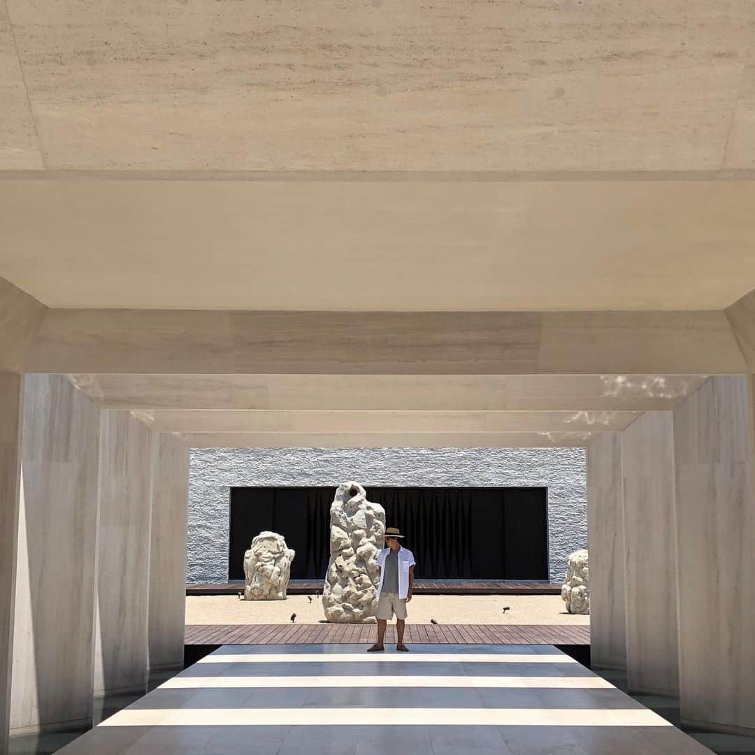 タイラー・ブラックバーンのインスタグラム：「This place is magic @nobuloscabos #nobuhotelloscabos #nobuloscabos」