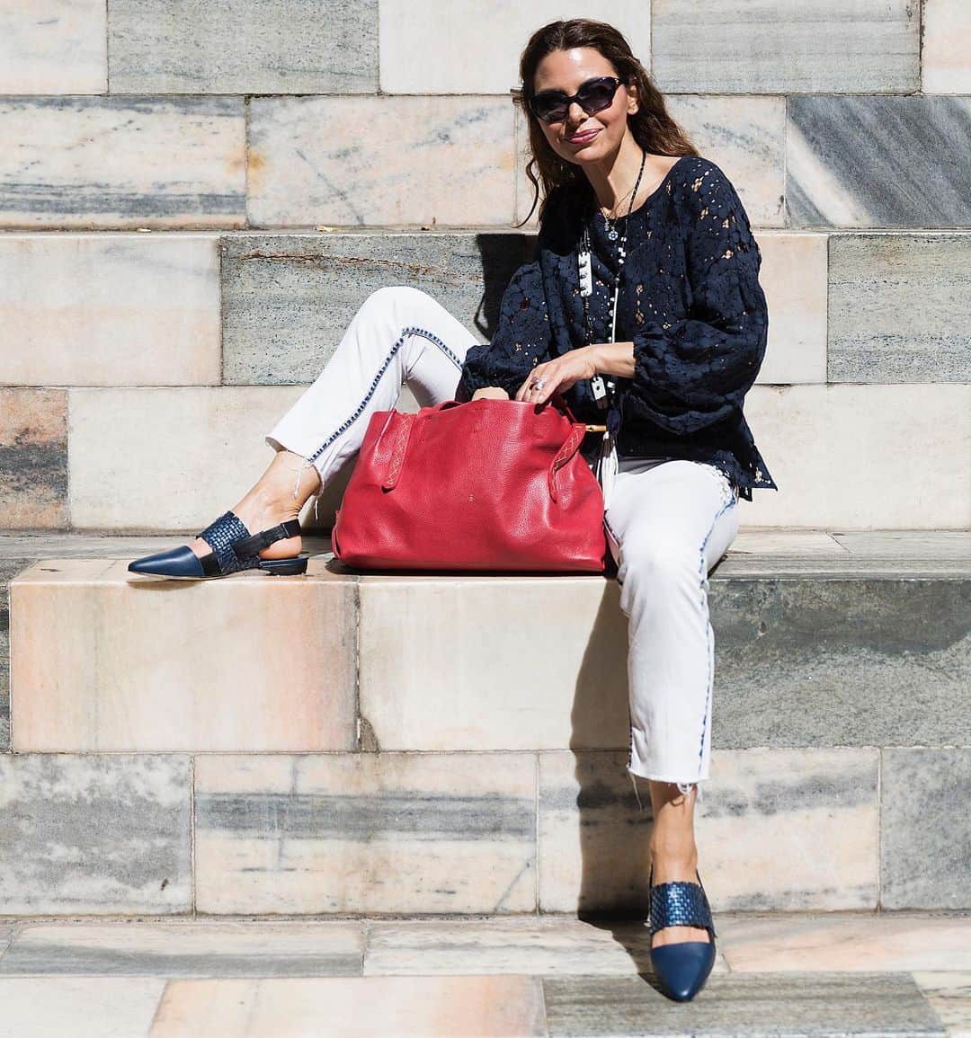エンリーベグリンのインスタグラム：「Just get a bag and drop a dream in it, and you'll be surprised what happens #henrybeguelin#vegetaltannedleather#bag#red#summer#」