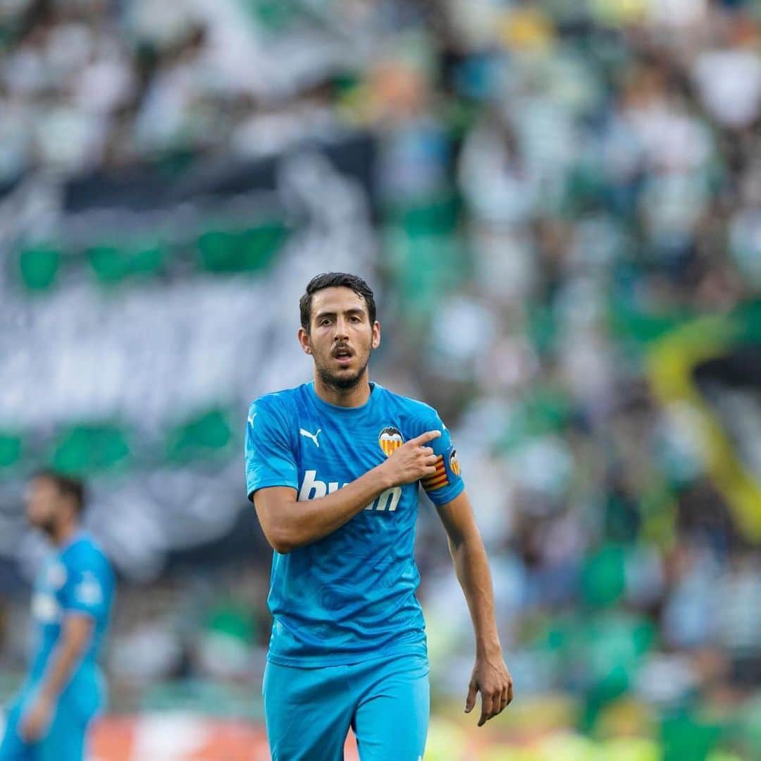 ダニエル・パレホのインスタグラム：「Cargando las piernas en busca de las mejores sensaciones. En el campo, cada día mejor... 🦇⚽」