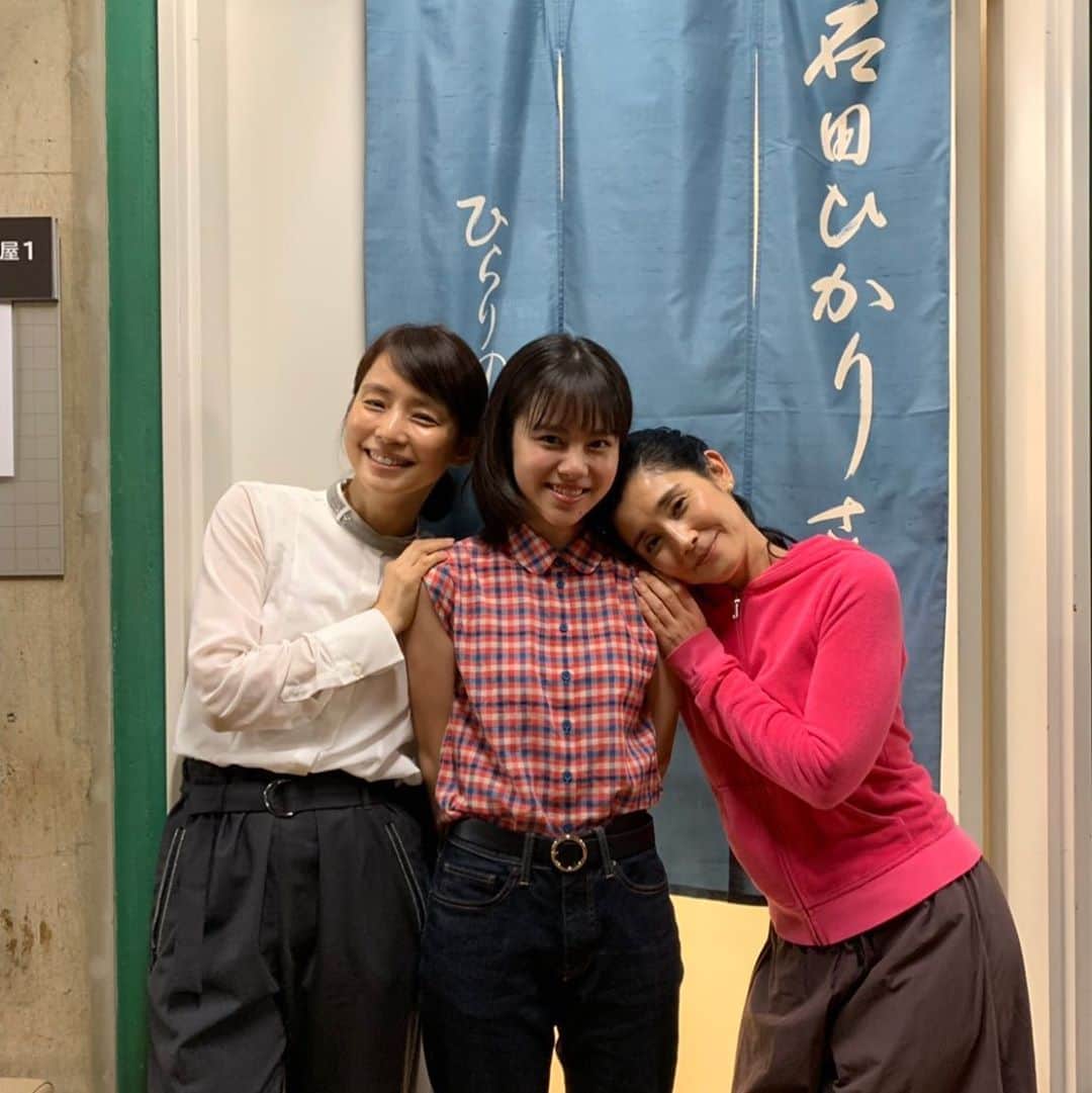 のインスタグラム：「「A列車に乗っていこう」 東京千秋楽に姉が来てくれました 今回は中学や高校の同級生や まさかのご近所さん 仕事でお世話になった方々 ぽん芸のスタッフ 幼なぢみなどなど 暑いなか観に来てくれて 終演後に楽屋でお会いできるのも 舞台の楽しみです 今回はとにかく膨大なセリフとの闘いで 姉も驚いていました わたしは、しっかり者の理咲ちゃんに どれだけ助けられていることか😭😭😭 ありがとう理咲ちゃん😭 そしていつもごめんね理咲ちゃん😭😭😭 7月31日の岐阜を皮切りに 北は青森、南は長崎までの旅公演が始まります むすめたちのお留守番ごはんをどうしたら良いものか 頭を悩ませておりますが みなさまぜひ いらしてくださいね！ 北村想さんの世界をぜひ 体験していただきたいです！ #A列車に乗っていこう #お留守番ごはんのアイデア募集😭😭😭 #切実な悩みです😭😭😭」