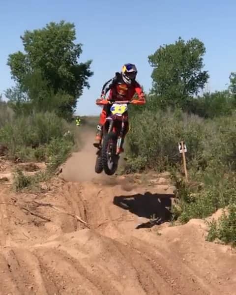 レッドブルのインスタグラム：「Trying to escape the Sunday scaries like ... 🏃‍♂️ @taylor_robert33 📹 Destry Abbott  #moto #motocross #motorsports #redbull #givesyouwings」