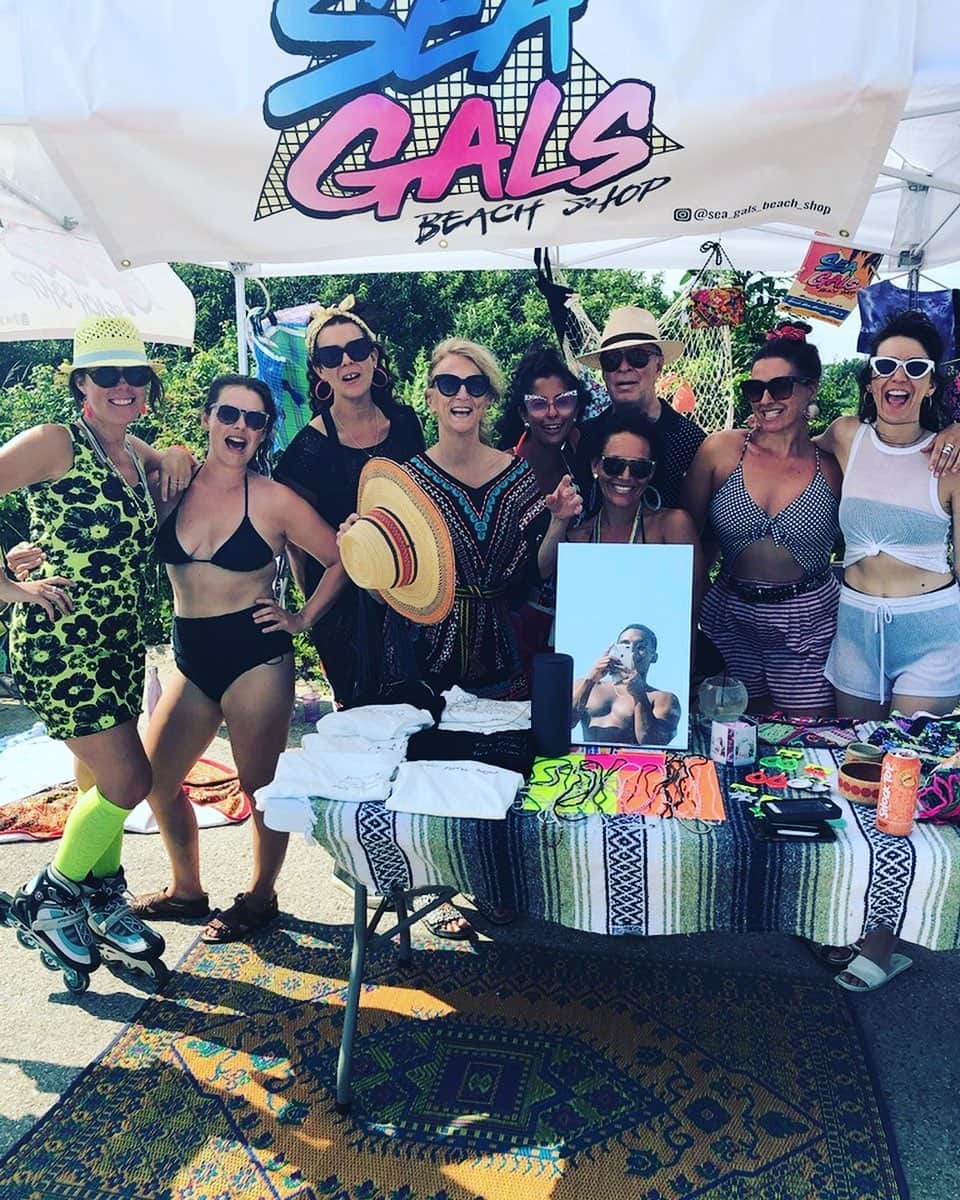 ナネットレポーのインスタグラム：「Hanging with my favorite SEAGALS in “Topless Tilden” @sea_gals_beach_shop」