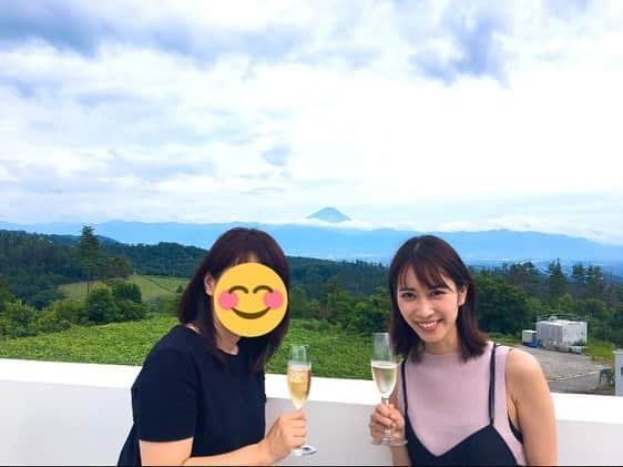 佐藤千晶さんのインスタグラム写真 - (佐藤千晶Instagram)「先日、山梨のマルスワイナリーさんにおじゃまさせていただきました😊  富士山を見ながらのスパークリングワイン！ 最高でした✨  ソムリエの方にお話伺いながら試飲🍷ワイン好きな母と実家で一緒にのもうといくつか購入しました。 楽しみ😊  #マルスワイナリー #山梨県 #韮崎市 #ワイン #ワイナリー巡り #今年4件目 #富士山 #mtfuji」7月29日 6時04分 - satochiaki125