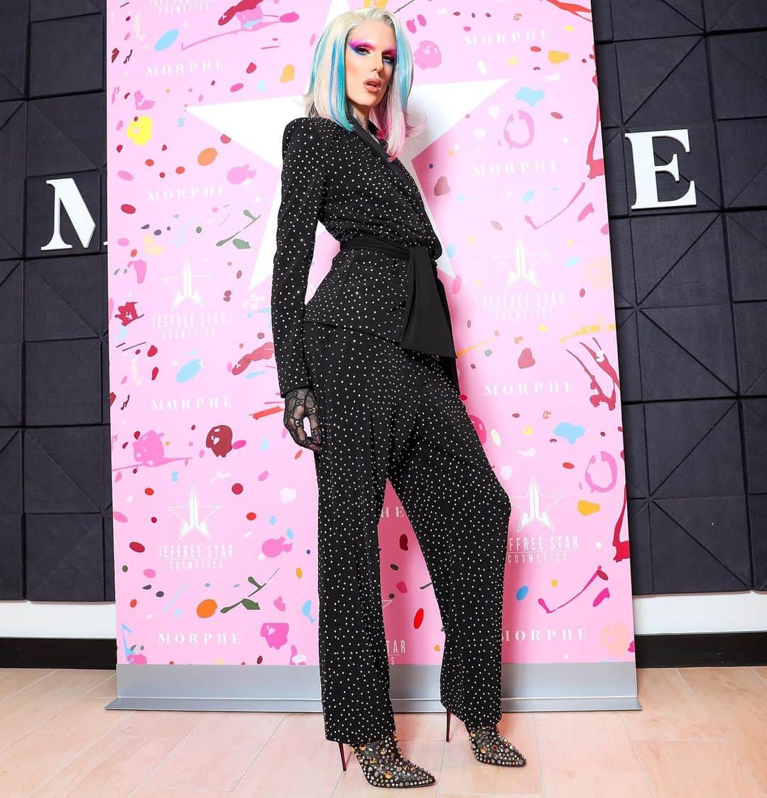 Jeffree Star Cosmeticsさんのインスタグラム写真 - (Jeffree Star CosmeticsInstagram)「Drop Dead Gorgeous 💖🔥 HUGE shoutout to everyone who came to yesterday’s @morphebrushes #KingOfPrussia store opening!!! We had such an amazing time 😍 You can now shop #jeffreestarcosmetics in Pennsylvania! 🍭 #morphexjeffreestar #jawbreakerpalette  Photo by: @evan_naka」7月29日 6時00分 - jeffreestarcosmetics