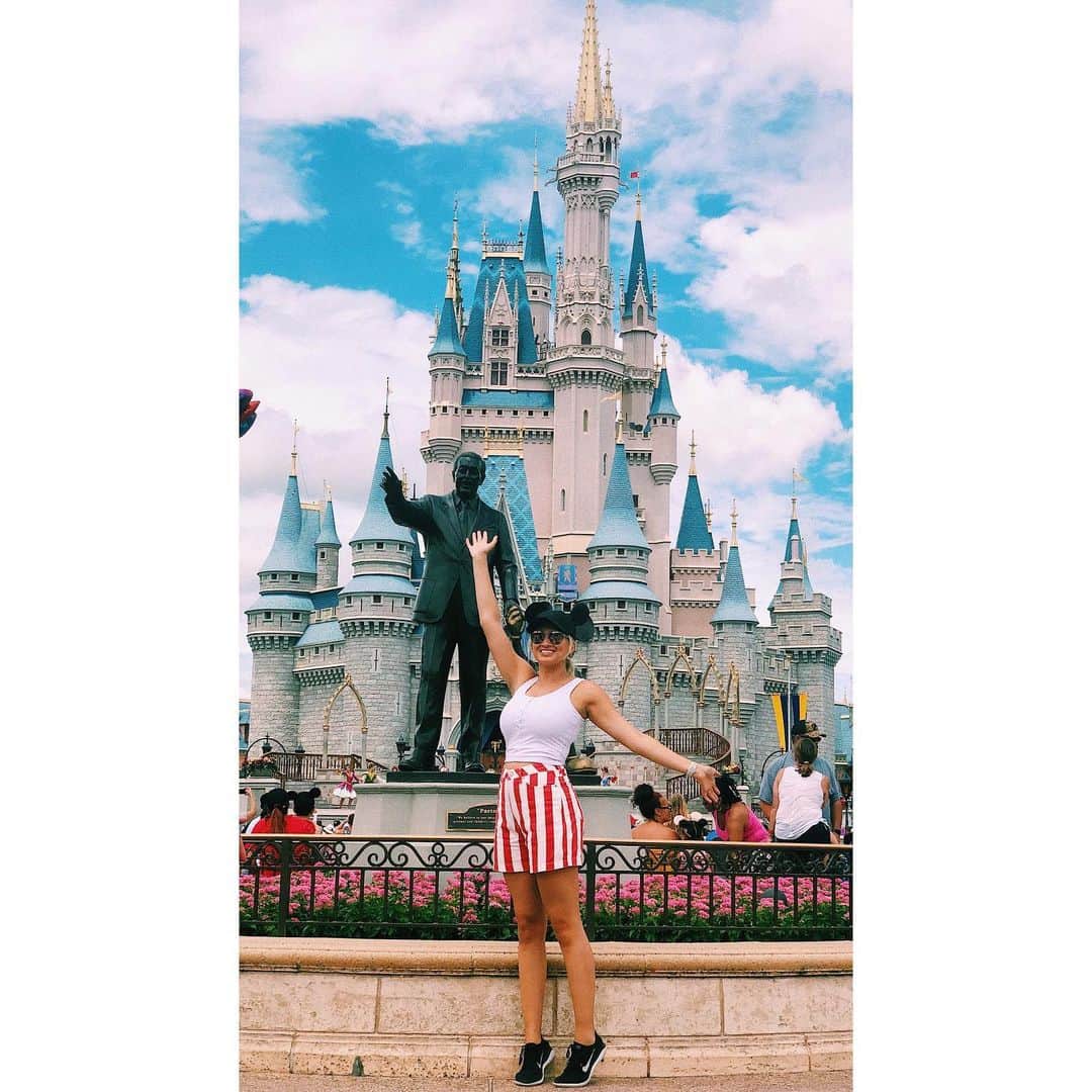 トーライ・ケリーのインスタグラム：「just a quick pit stop to check off a bucket list item🐭💖!!!!!!」