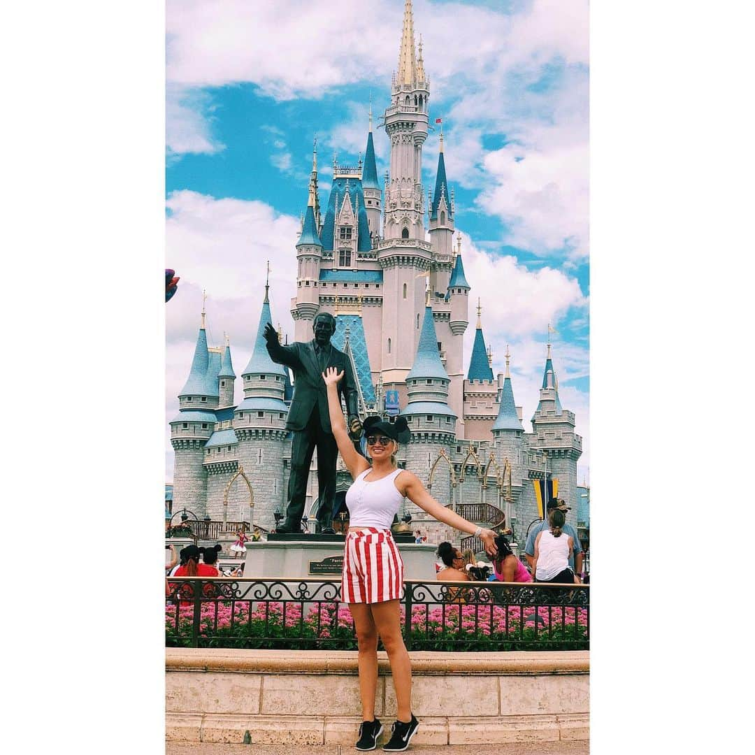 トーライ・ケリーさんのインスタグラム写真 - (トーライ・ケリーInstagram)「just a quick pit stop to check off a bucket list item🐭💖!!!!!!」7月29日 6時08分 - torikelly