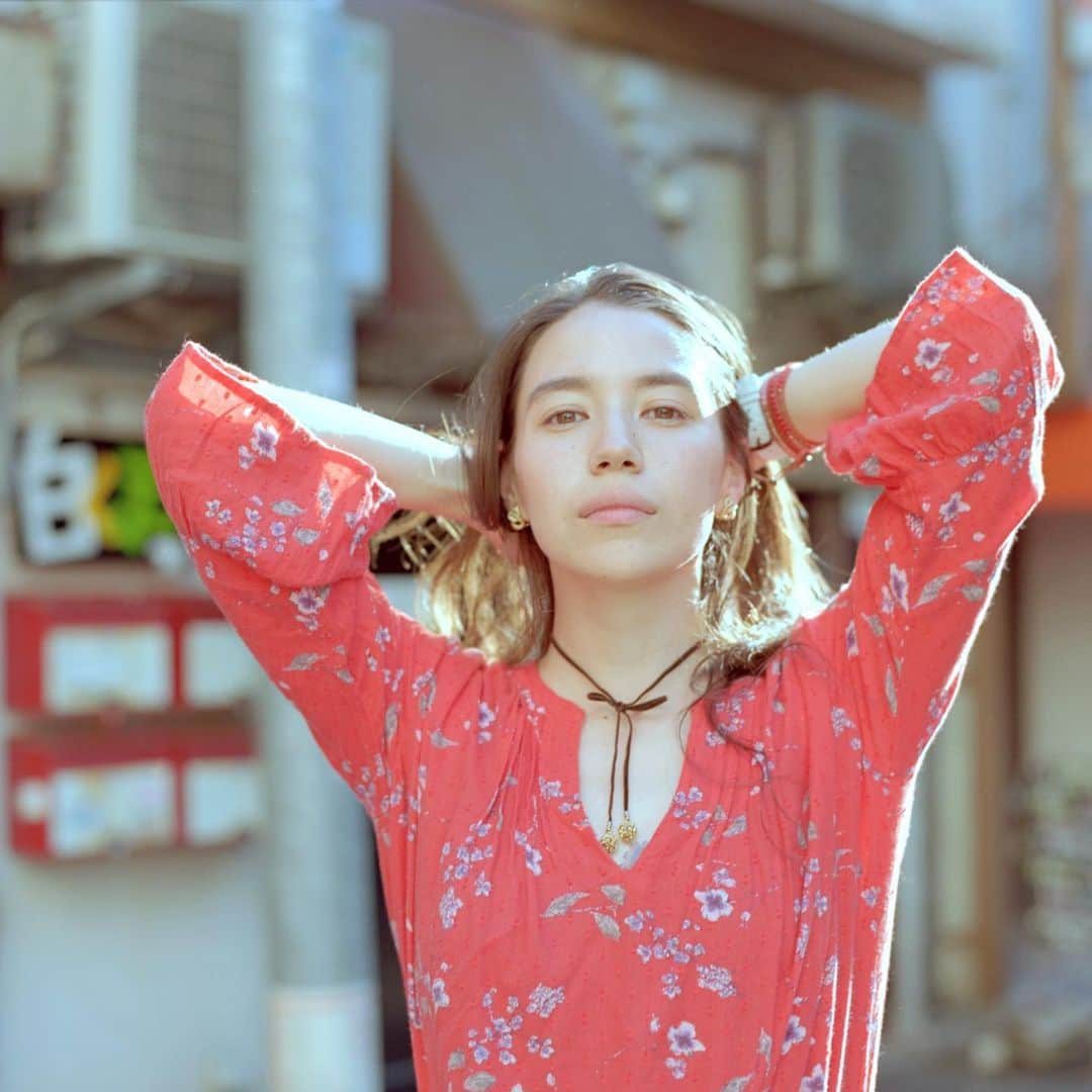 のインスタグラム：「新しく出会う人がこの歳になってもたくさんいるのは、職業柄なのもあるけど恵まれているんだろうな。  その時に集中する。 何も考えない。 意識しないことを意識する。 何もしようとしない。  一瞬で考えて一瞬で動く。  自分の意識の中で瞬時に反応することが何なのか、最近そればっかり研究してる🤔🤔 息をするように。  常識とは十八歳までに身につけた偏見のコレクションのことをいう、らしい。アインシュタインの言葉。  常識をとっぱらおう。  学校なんて、ちっぽけな世界だよ。そこが一番小さな社会。社会はひとつじゃないから、生きやすい息をしやすい社会をみつけるまで世界を広げ続けることをしないと。  学校と会社しか知らなくて苦しいなら全部捨てて0になればいい。  何度も0を通ってきたけど、0の前が一番苦しかった。0になったら息がしやすかった。  呼吸、しよう  #新宿 #ポートレート#古着#息をするように #呼吸が大事 #フィルム部 #作品撮り#ナチュラル#自然光 #portraitphotography #tokyo#shinjuku」