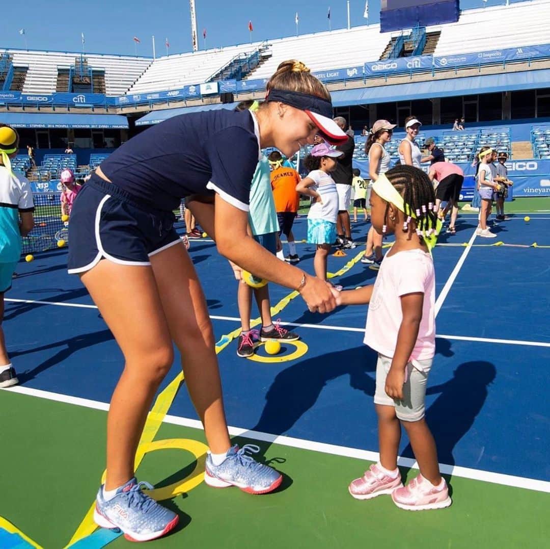 のインスタグラム：「Kids Day @citiopen ❤️ Loved meeting all of you! We have some future tennis stars over here ☺️ #NetGeneration #usta #USOpenSeries」