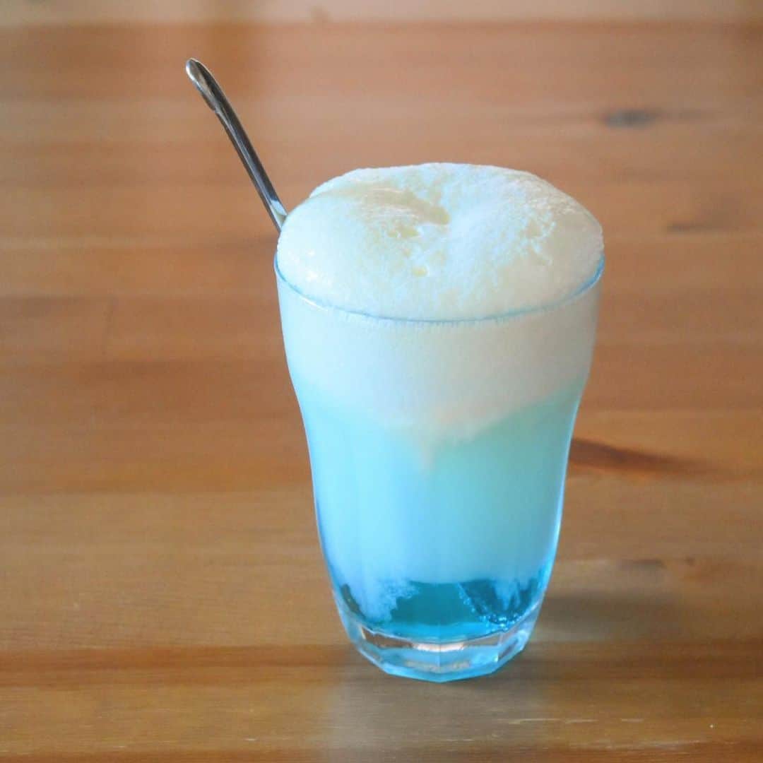 山崎佳さんのインスタグラム写真 - (山崎佳Instagram)「かき氷シロップを使うために昨日やってみたクリームソーダ。そうか、氷たっぷり入れなきゃいけなかったのか！アイス入れてからあっという間に、めっちゃ泡！」7月29日 6時32分 - keiyamazaki