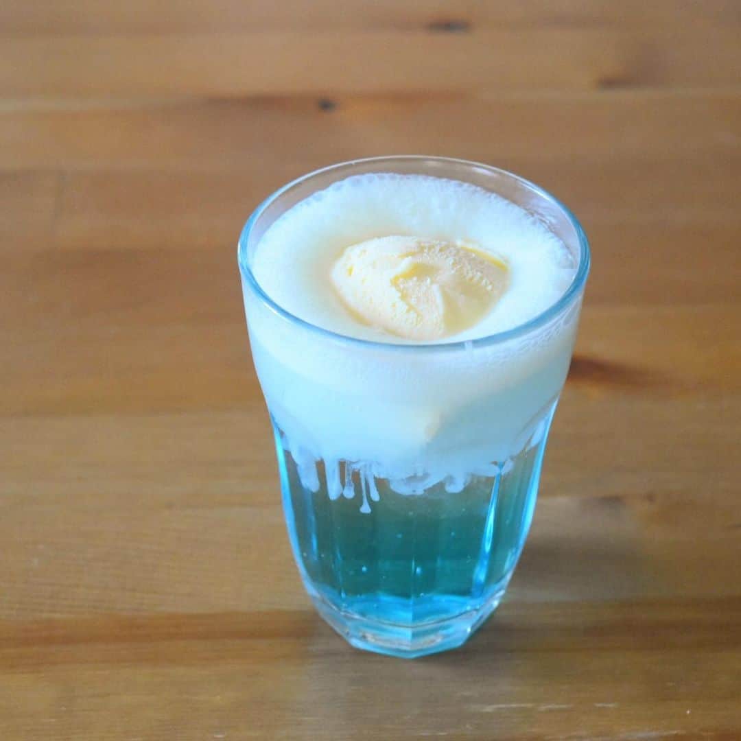 山崎佳のインスタグラム：「かき氷シロップを使うために昨日やってみたクリームソーダ。そうか、氷たっぷり入れなきゃいけなかったのか！アイス入れてからあっという間に、めっちゃ泡！」