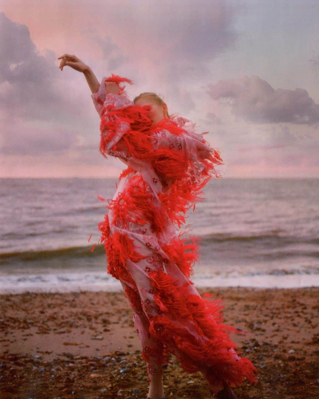 Valentinoさんのインスタグラム写真 - (ValentinoInstagram)「In the June issue of @bazaaruk, @leah_rodl wore a dress from #ValentinoHauteCouture #SpringSummer19 by @pppiccioli」7月29日 6時32分 - maisonvalentino