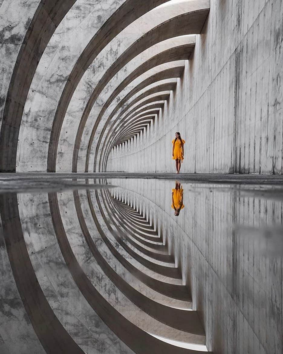 Canon Photographyさんのインスタグラム写真 - (Canon PhotographyInstagram)「The effect on this composition is so eye-catching! It must be so satisfying when you capture something so simple but so breathtaking!  Photography | @z.o.e.madeleine  #canon_photos #artisticphotography #opticalillusion #beautifulphotos」7月29日 6時36分 - cpcollectives