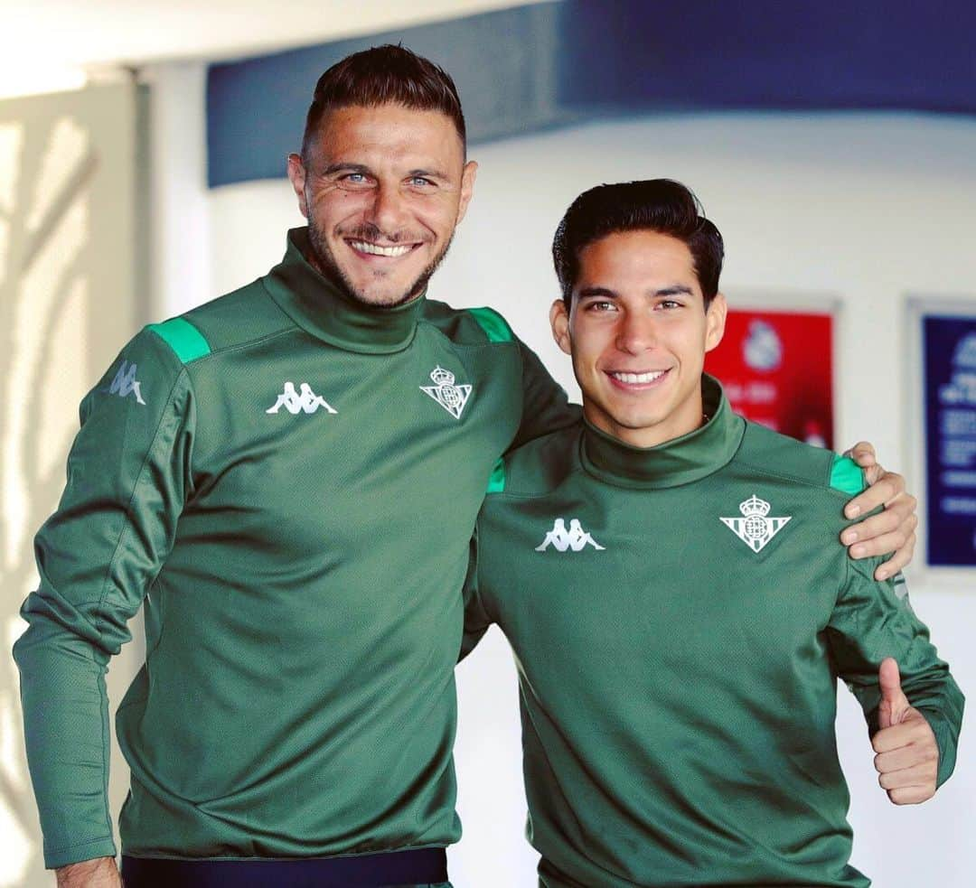 LFPさんのインスタグラム写真 - (LFPInstagram)「🇪🇸➕🇲🇽 Master and apprentice: two @realbetisbalompie stars! 🌟💚🌟 • #LaLiga #LaLigaSantander #RealBetis #Joaquin #Lainez #Football」7月29日 6時39分 - laliga