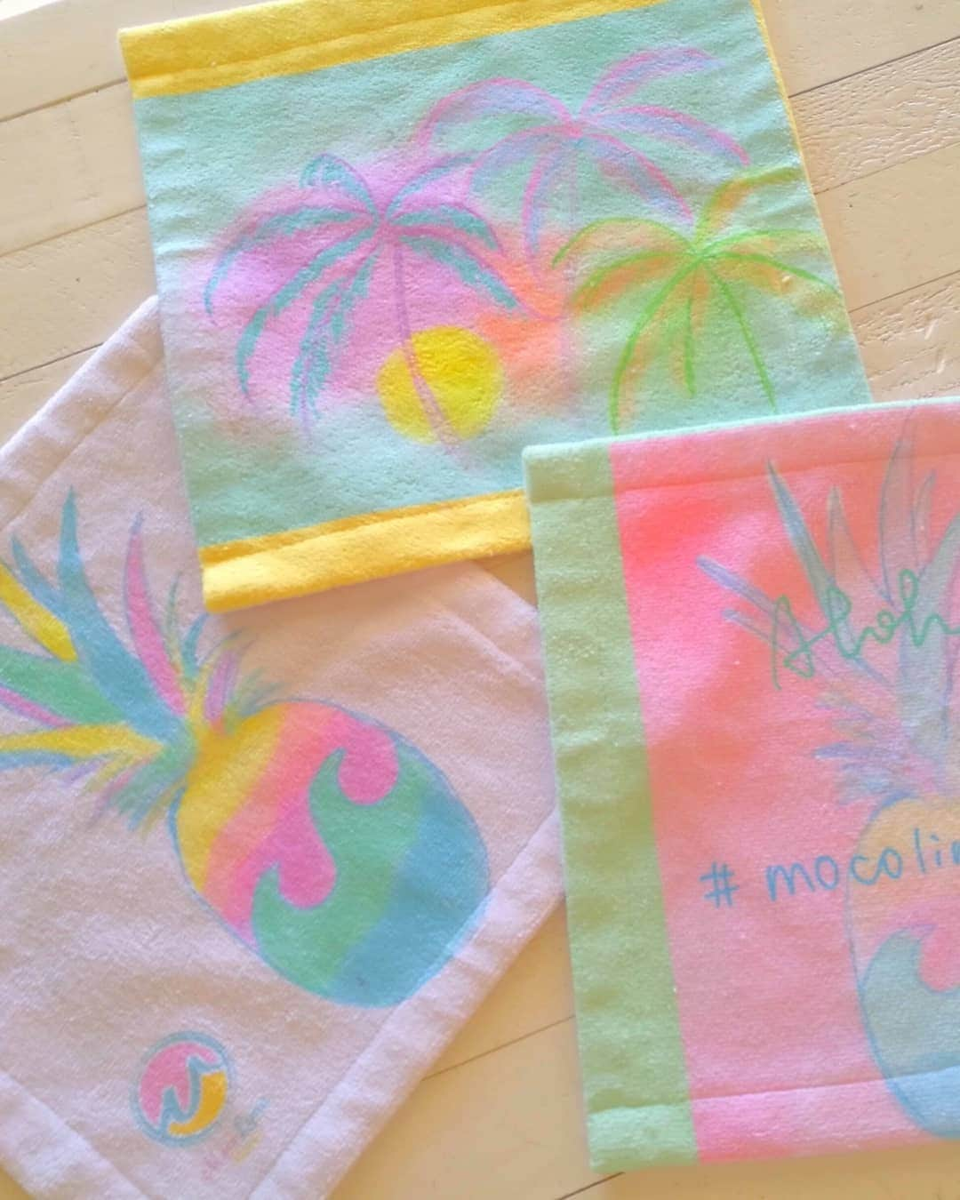 Moco Lima Hawaiiさんのインスタグラム写真 - (Moco Lima HawaiiInstagram)「Baramaki-miyage*  New* MLH original hand towel, designed by Moco  バラマキ土産も充実してます♡  メモ帳、ヘアゴム、ハンドタオル、ティッシュケース付あぶらとり紙、フラミンゴペン、布巾などなど。ありきたりなハワイ土産に飽きた方はぜひ♡  #ハワイ上級者#リピーター#ハワイみやげ#ハワイ#ばらまき#バラマキ土産#ハワイ好きな人と繋がりたい#ハワイ旅行#ハワイ好き#ハワイ大好き#ハワイ旅#リゾ婚#ハワイ挙式#海外挙式#ハワイウエディング#お土産#新婚さんいらっしゃい#モコリマハワイ#オリジナル#日本語OK#英語OK#夏休み#夏#海#mocolima#hawaii#mydesign#original#handmade」7月29日 6時39分 - mocolimahawaii