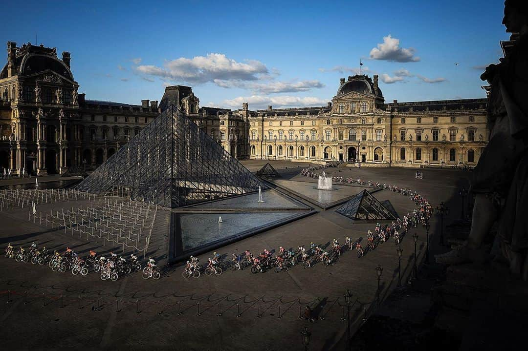 AFP通信さんのインスタグラム写真 - (AFP通信Instagram)「#AFPrepost 📷 @lionelbonaventure - Tour de France last stage and arrival in Paris - . #dailypic #instadaily #igdaily #photooftheday #picoftheday #instamood #instagood #igersfrance #igersparis @instagram #sportphotography #tourdefrance2019 #tdf2019 #afpphotos #afpphoto #afpsport #louvre #topparisphoto #myparis #cycling」7月29日 6時53分 - afpphoto