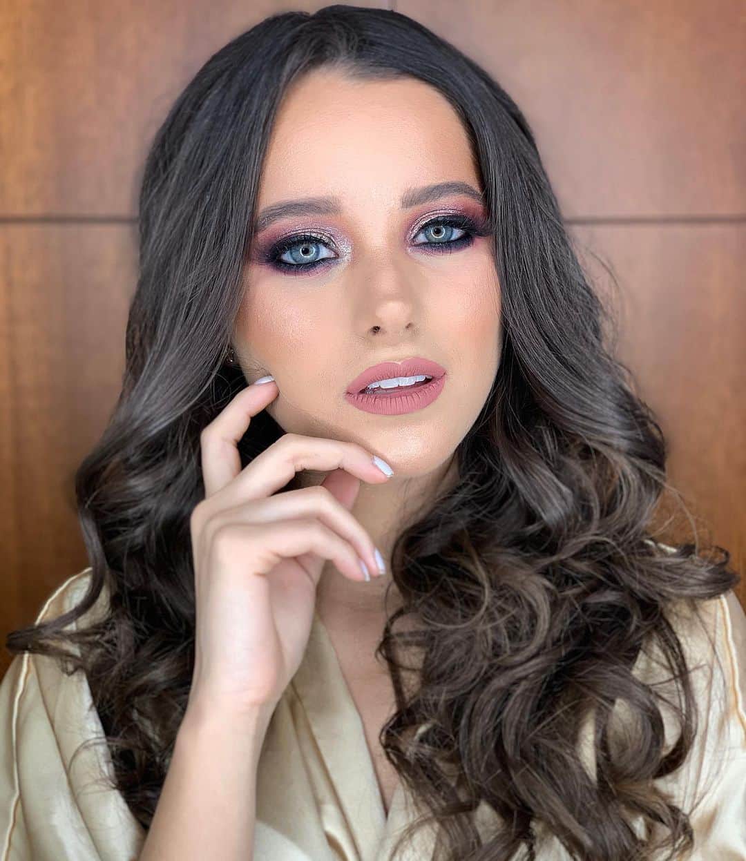 ミッチェル・オルベラのインスタグラム：「Getting Ready💄 . . . Makeup: @_domakeup  Hair: @bylizquiroga」