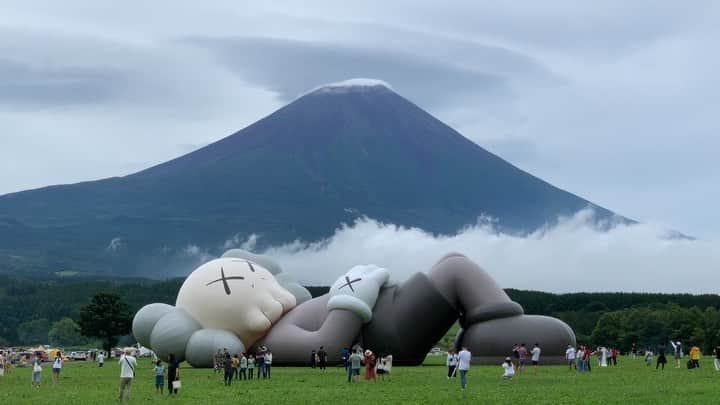 のインスタグラム：「. 🤩🤩“Shizuoka” prefecture in Japan is a place where you can see the most “phantastic” Mt. Fuji🗻 in the world.🤩 #富士山 #mtfuji #japan #shizuoka #fujinomiya  #phantastic420photography #mostphantasticmtfuji #selamatpagi  #goodmorning  #おはようございます 😇😇😇😇😇😇😇🗻😇😇 ネタ切れです🤣今朝も雨…見えません😅 @kaws @arr.allrightsreserved @ddtstore  #kaws #kawsholiday #kawsholidayjapan」