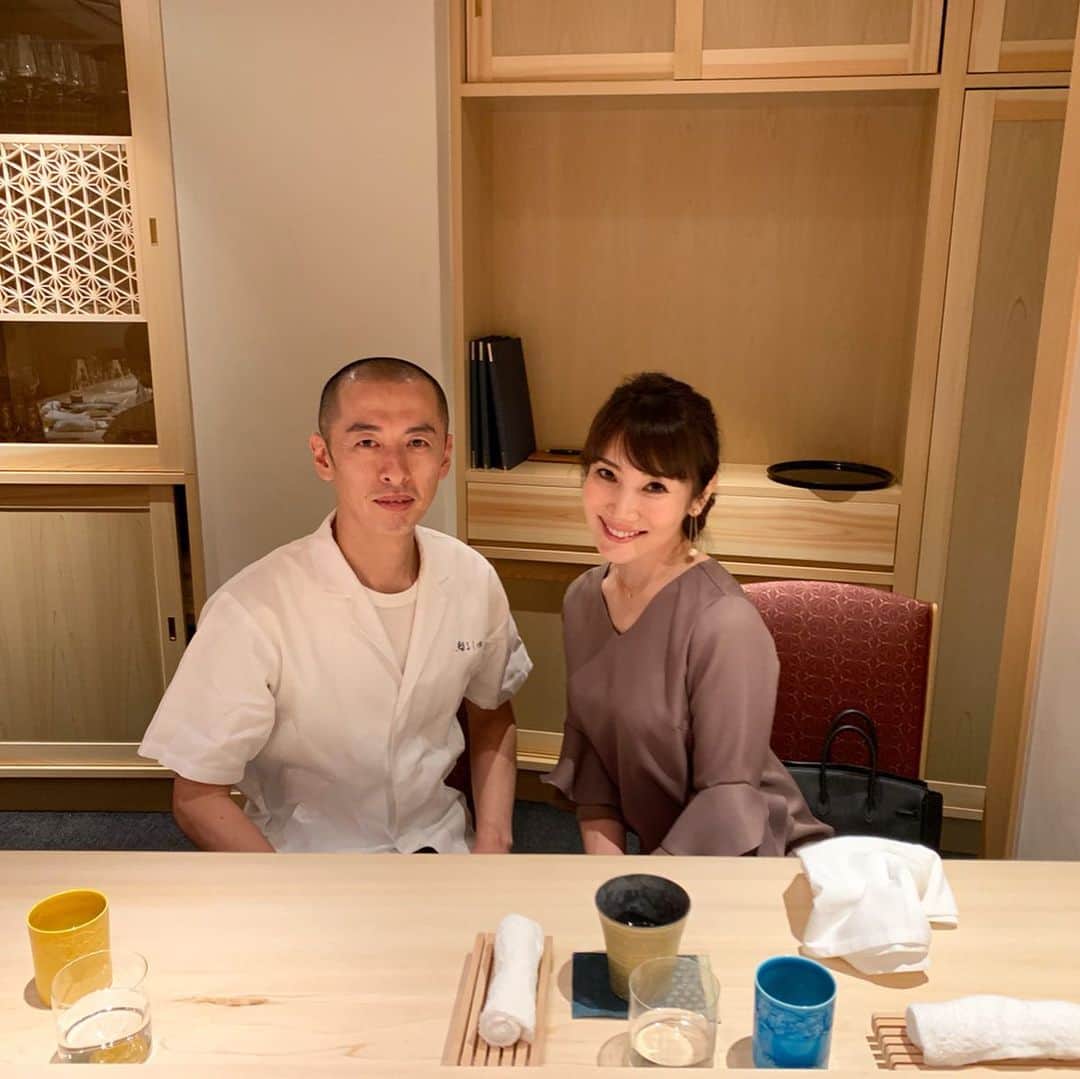 吉田美紀さんのインスタグラム写真 - (吉田美紀Instagram)「・ ・ 鮨よし田さんの吉田さん。 同じ吉田ですね！と沢山楽しいお話もさせていただきました^ ^ ・ 佇まいから内装、器まで 隅々まで吉田さんのセンスや拘りが溢れる素敵な空間。 ・ お鮨をいただきながら ワインペアリングも楽しませて頂けて嬉しかったです🍷 ・ #sushi #tokyogourmet #鮨 #鮨よし田 #寿司 #東京グルメ #東京レストラン #寿司職人」7月29日 6時58分 - miki__yoshida